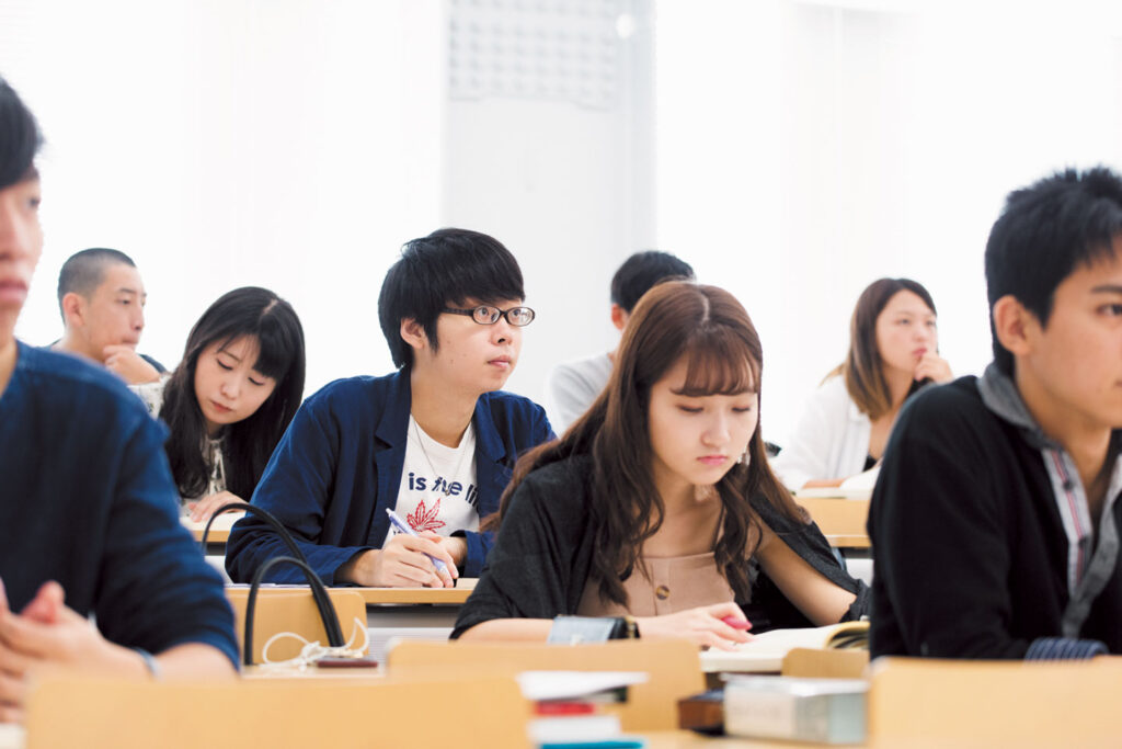講義でメモをとる学生の写真