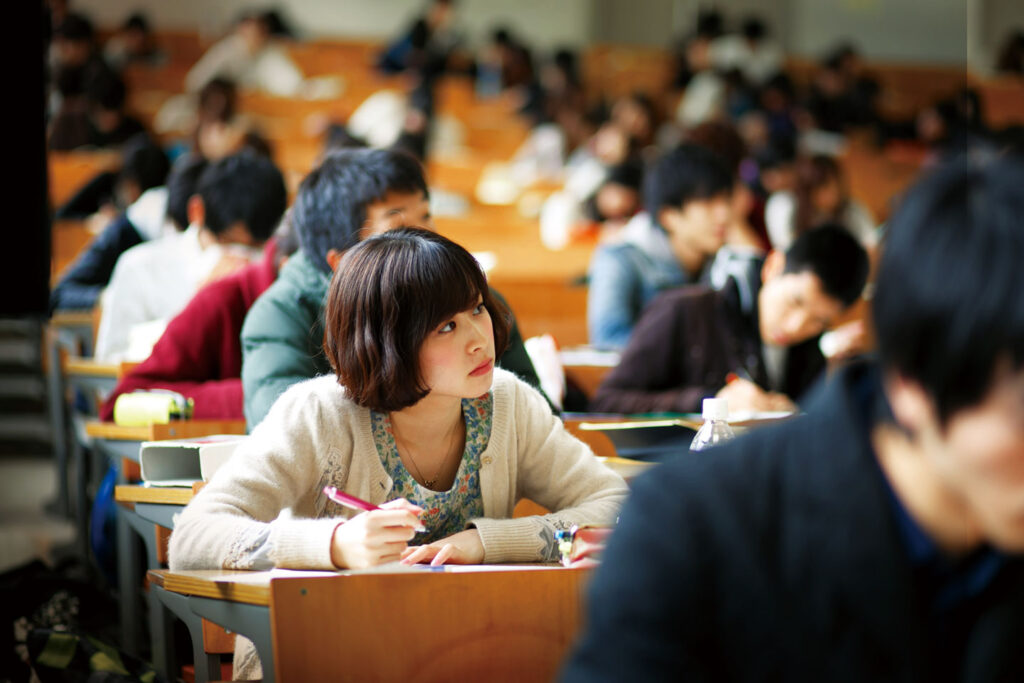 講義でメモをとる学生の写真